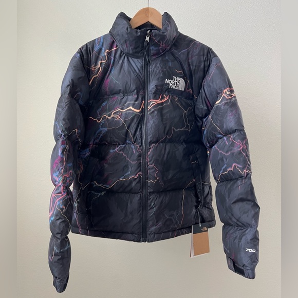 The North Face Men’s 1996 Retro Nuptse Jacket Tnf Black Trail Glow Print - Picture 2 of 14